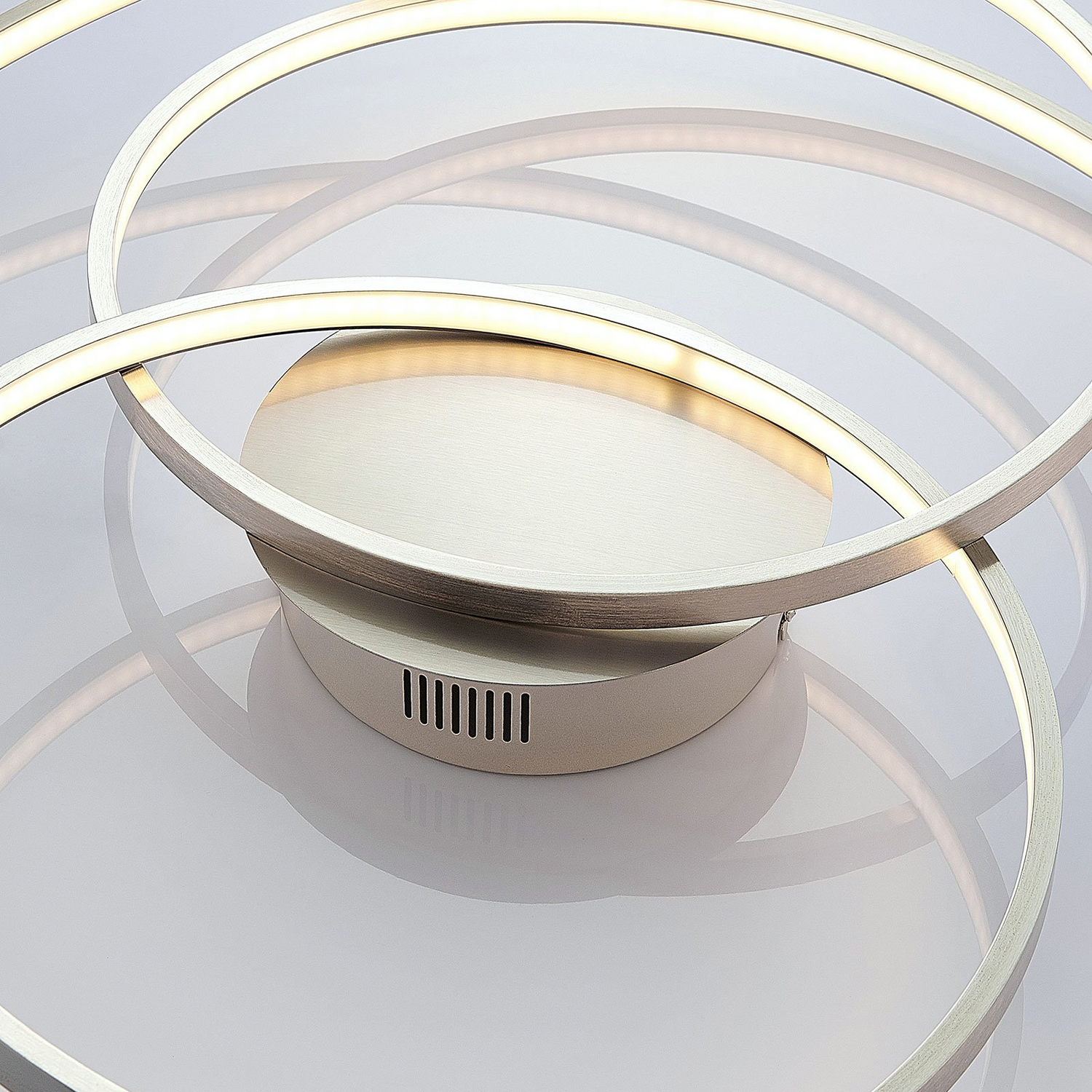 Plafonnier LED Lindby Ronka de qualité B, lampe de salon, finition nickel
