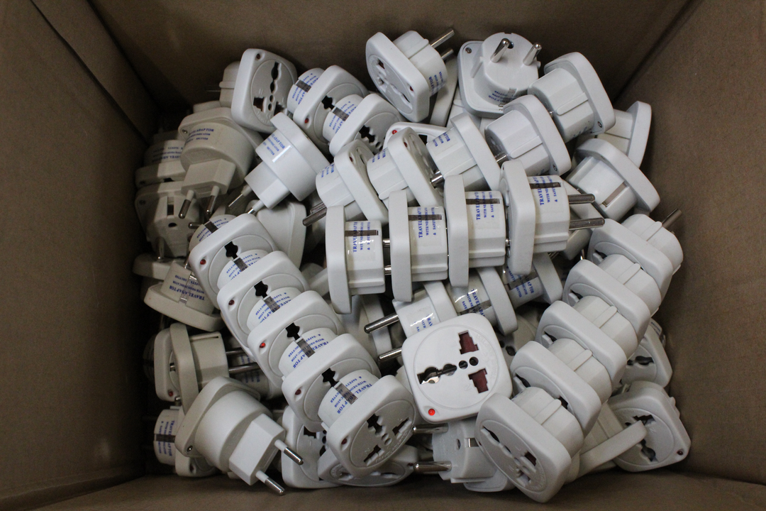 100 Stück Terminator 2 Way Weltweit Reise Adapter Strom Stecker 110 250 V B-Ware