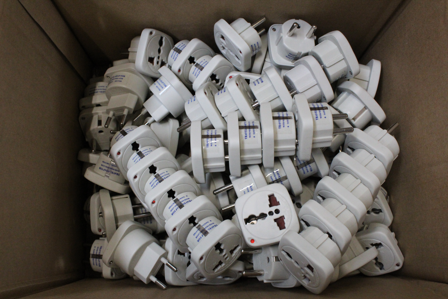 100 Stück Terminator 2 Way Weltweit Reise Adapter Strom Stecker 110 250 V B-Ware
