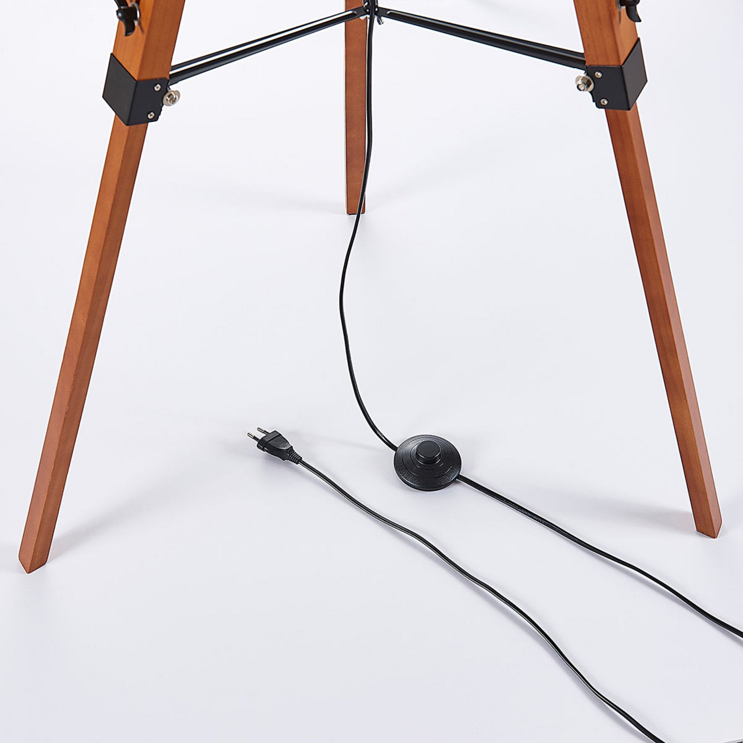 Lampadaire en bois Lindby Hilma, lampe sur pied, lampe de salon, lampe de lecture décorative, E27 