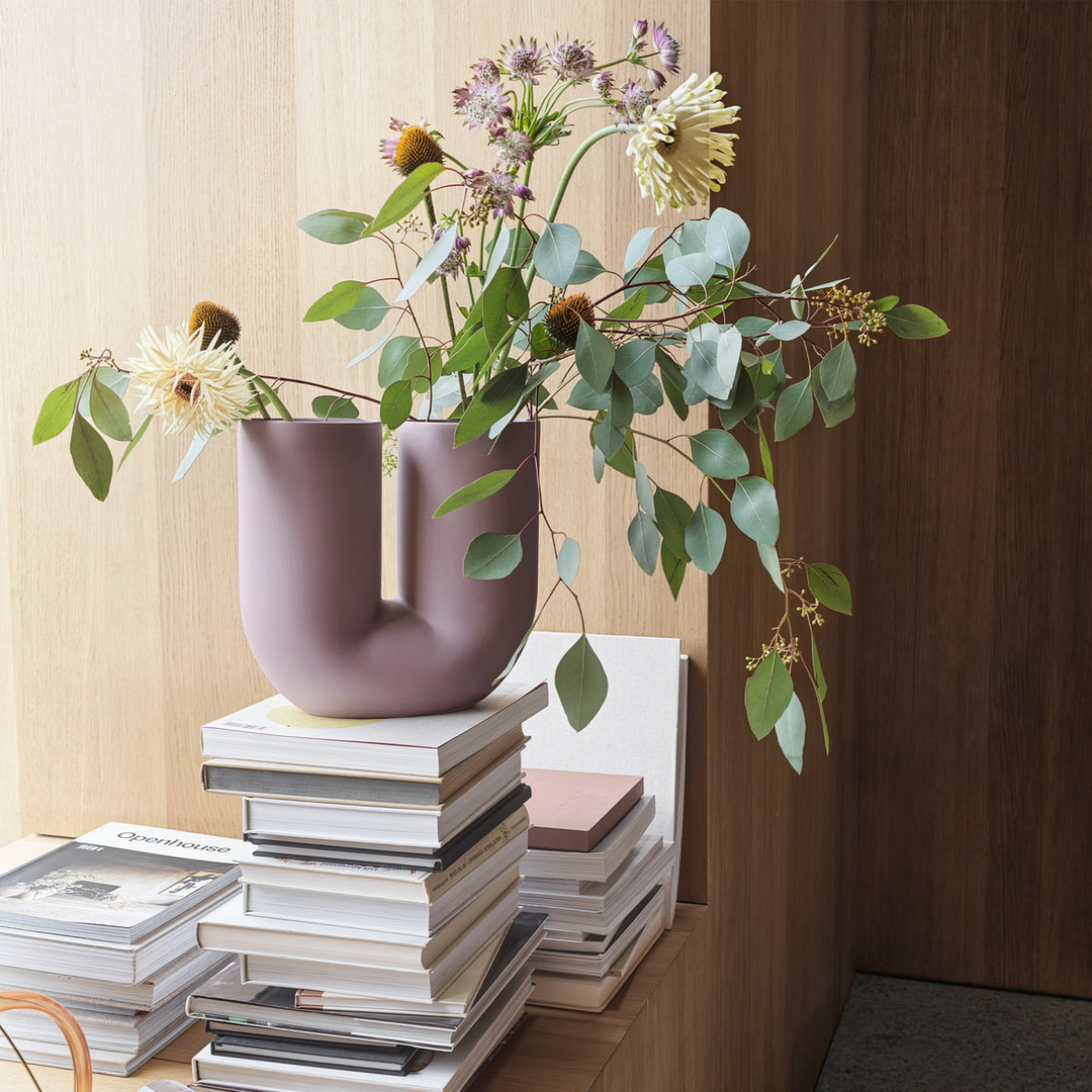 Muuto Vase Kink Porzellan Hellgrün Skulpturale Vase Mit Zwei öffnungen  B-Ware