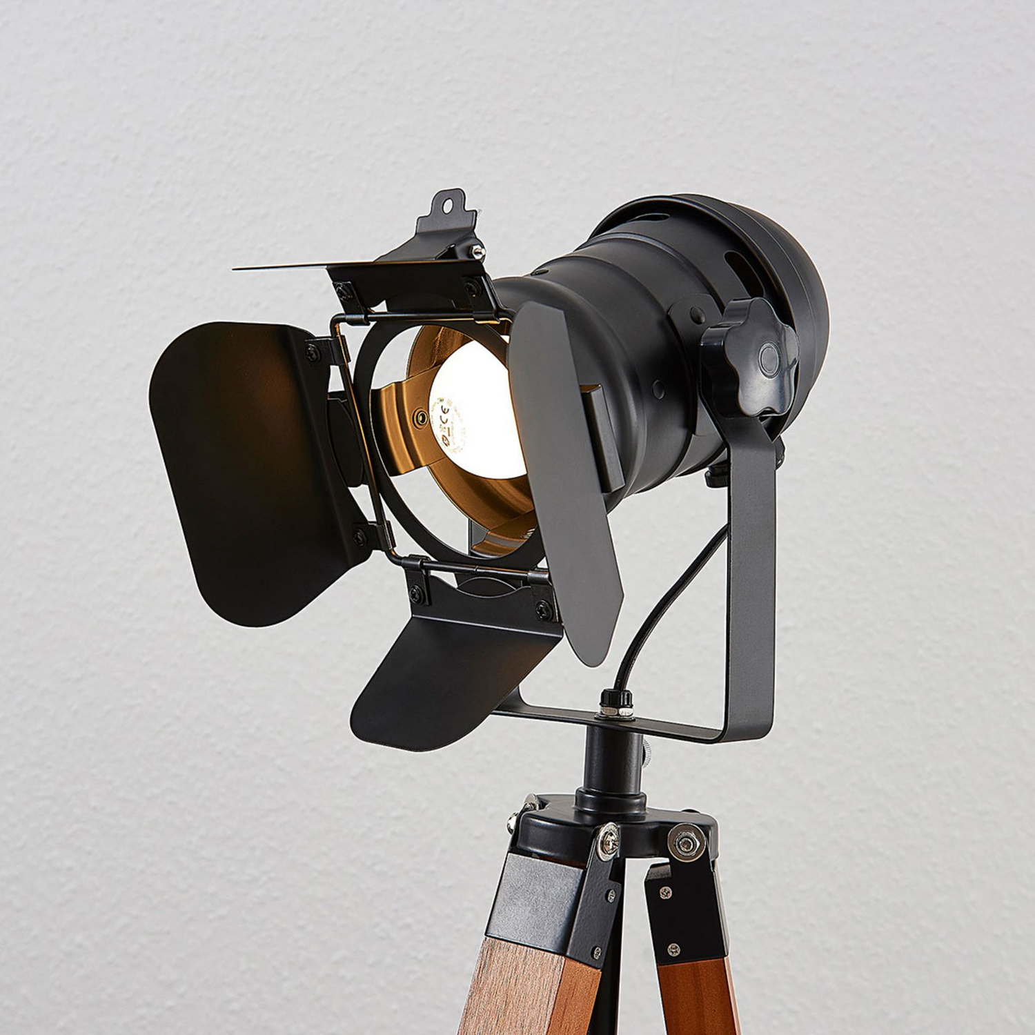 Lampadaire en bois Lindby Hilma, lampe sur pied, lampe de salon, lampe de lecture décorative, E27 