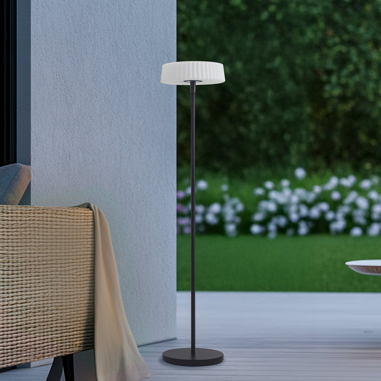 Lindby LED-Solar-Stehlampe Samine dimmbar Gartenlampe schwarz Metall 136cm - 4251911774115