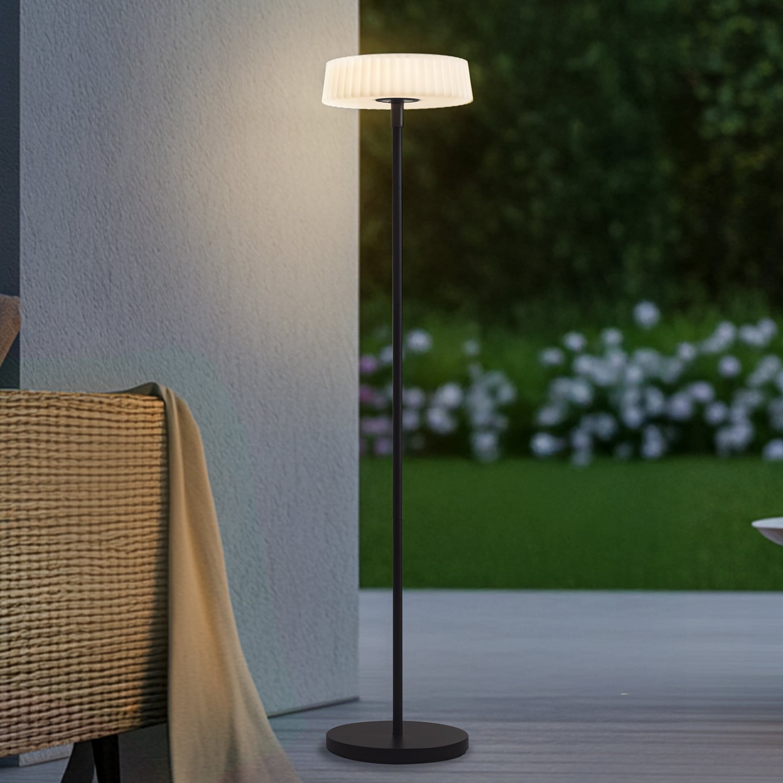 Lindby LED-Solar-Stehlampe Samine dimmbar Gartenlampe schwarz Metall 136cm - 4251911774115