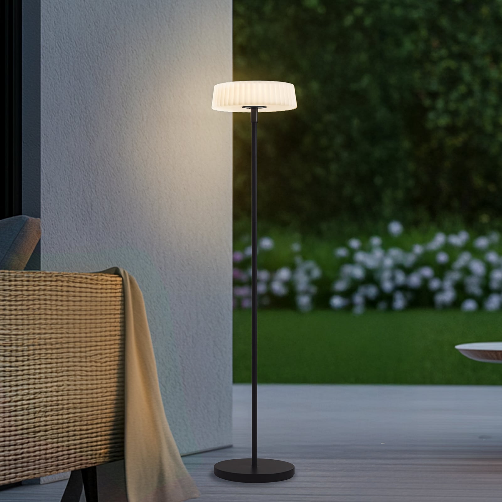 Lindby LED-Solar-Stehlampe Samine dimmbar Gartenlampe schwarz Metall 136cm - 4251911774115