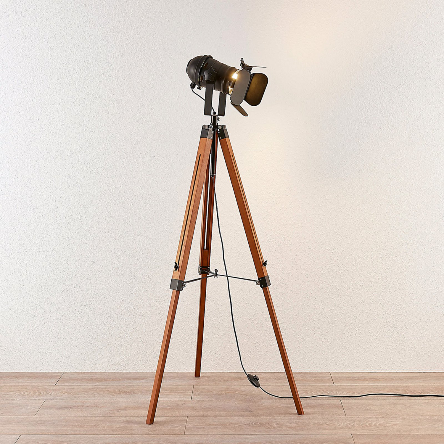 Lampadaire en bois Lindby Hilma, lampe sur pied, lampe de salon, lampe de lecture décorative, E27 