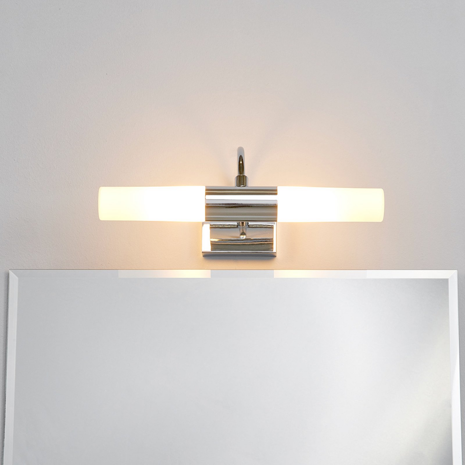 Applique murale Lindby pour miroir de salle de bain Devran, 33 watts, produit de seconde main.