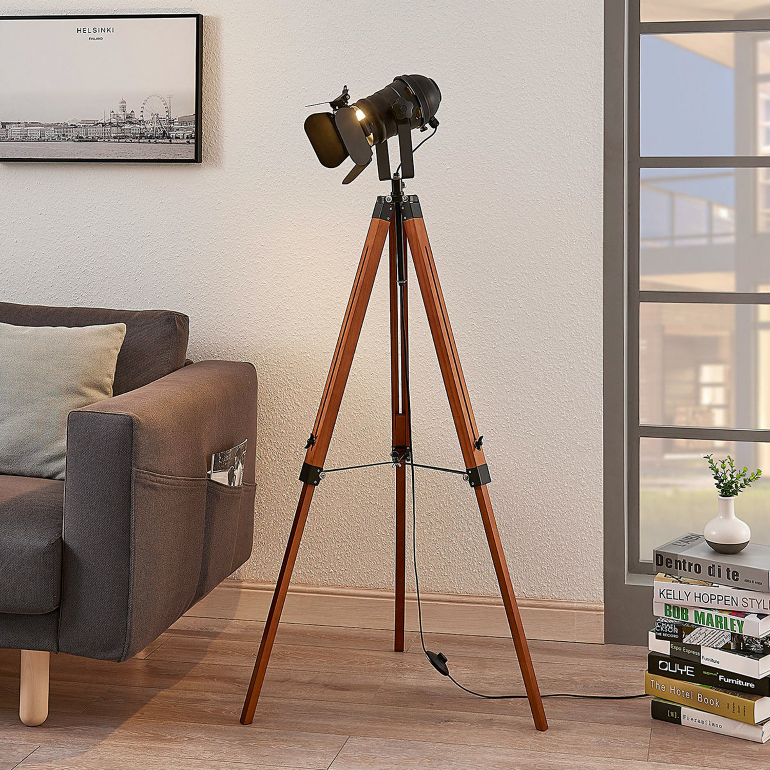 Lampadaire en bois Lindby Hilma, lampe sur pied, lampe de salon, lampe de lecture décorative, E27 