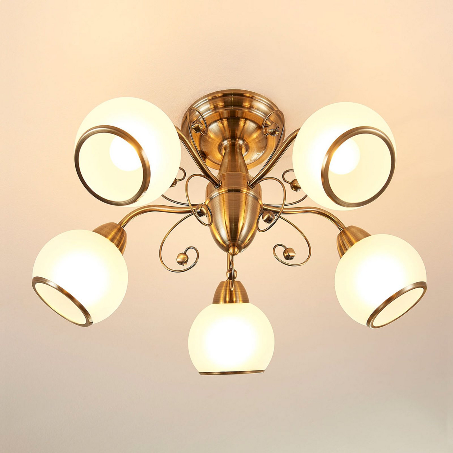 Plafonnier Lindby Corentin, lampe de salon, plafonnier décoratif E14 Lam165, produit de seconde main.
