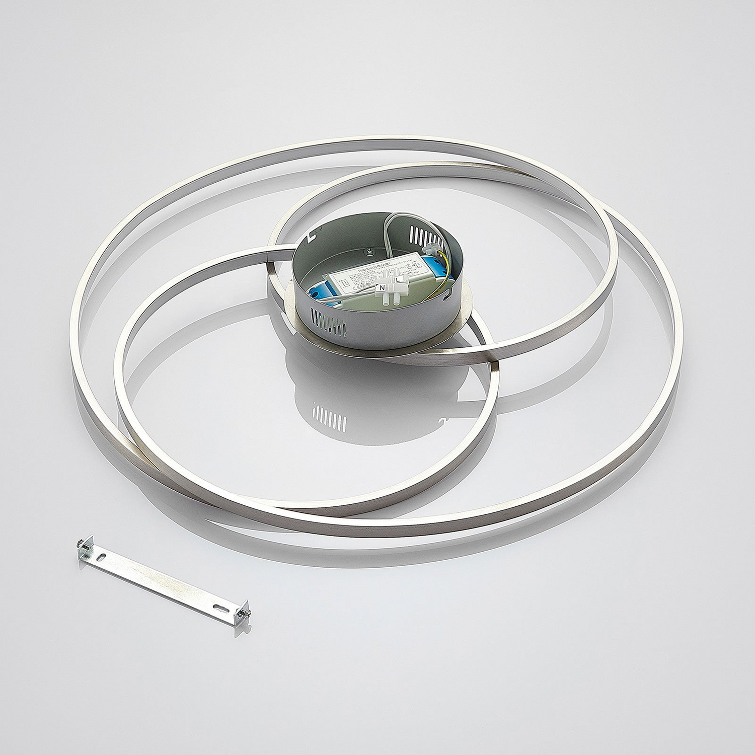 Plafonnier LED Lindby Ronka de qualité B, lampe de salon, finition nickel