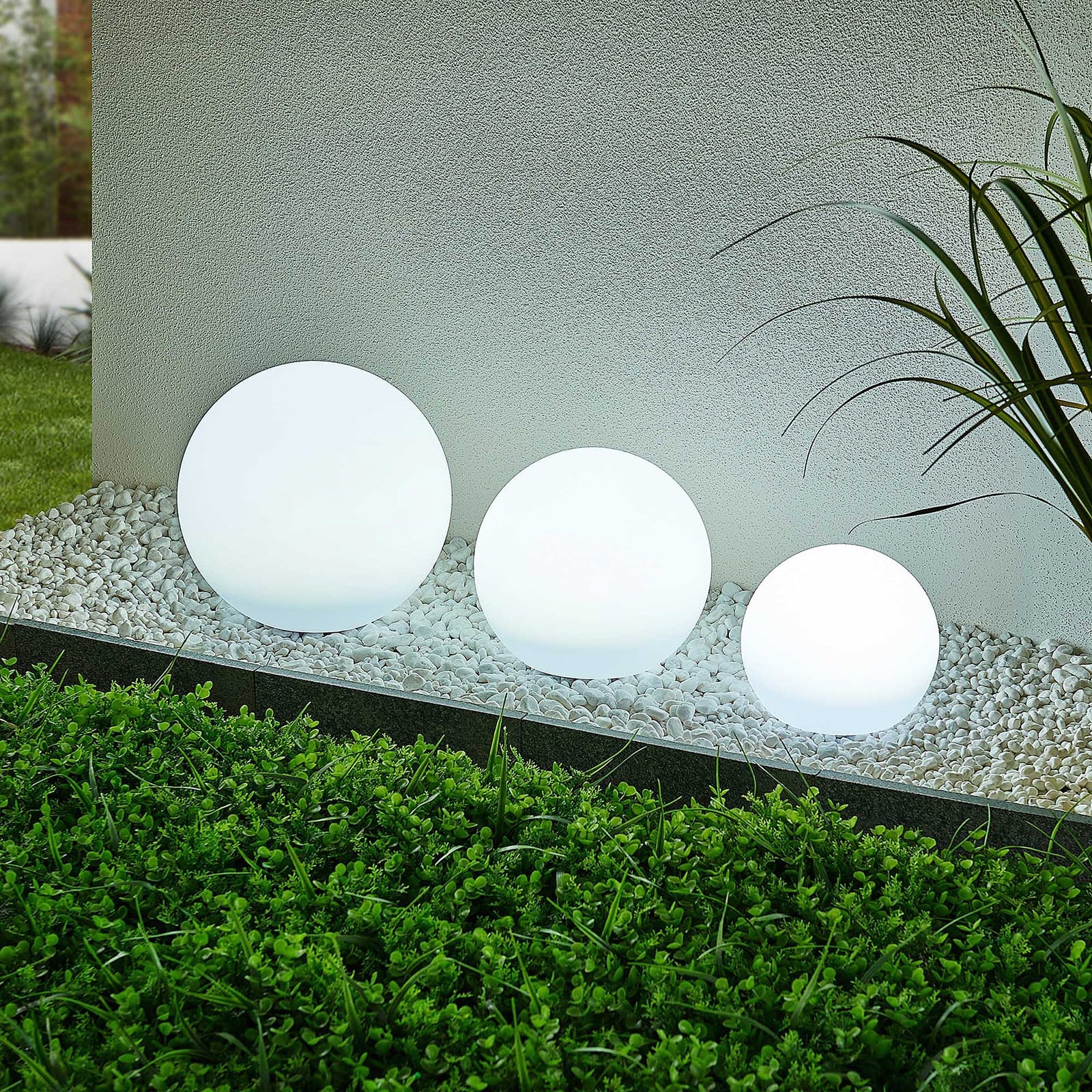 Lindby LED Gartenlampe Außenleuchte Lago RGBW 3er Set Kugeln Erdspieß weiß 51cm - 4251096567434