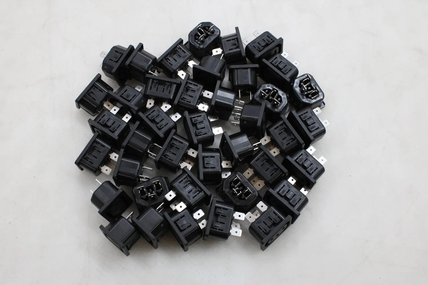 B-Ware Schurter Einbaustecker Stecker C14 Snap In Steckanschluss 3pol Schwarz 40 Stück - 4099889867640
