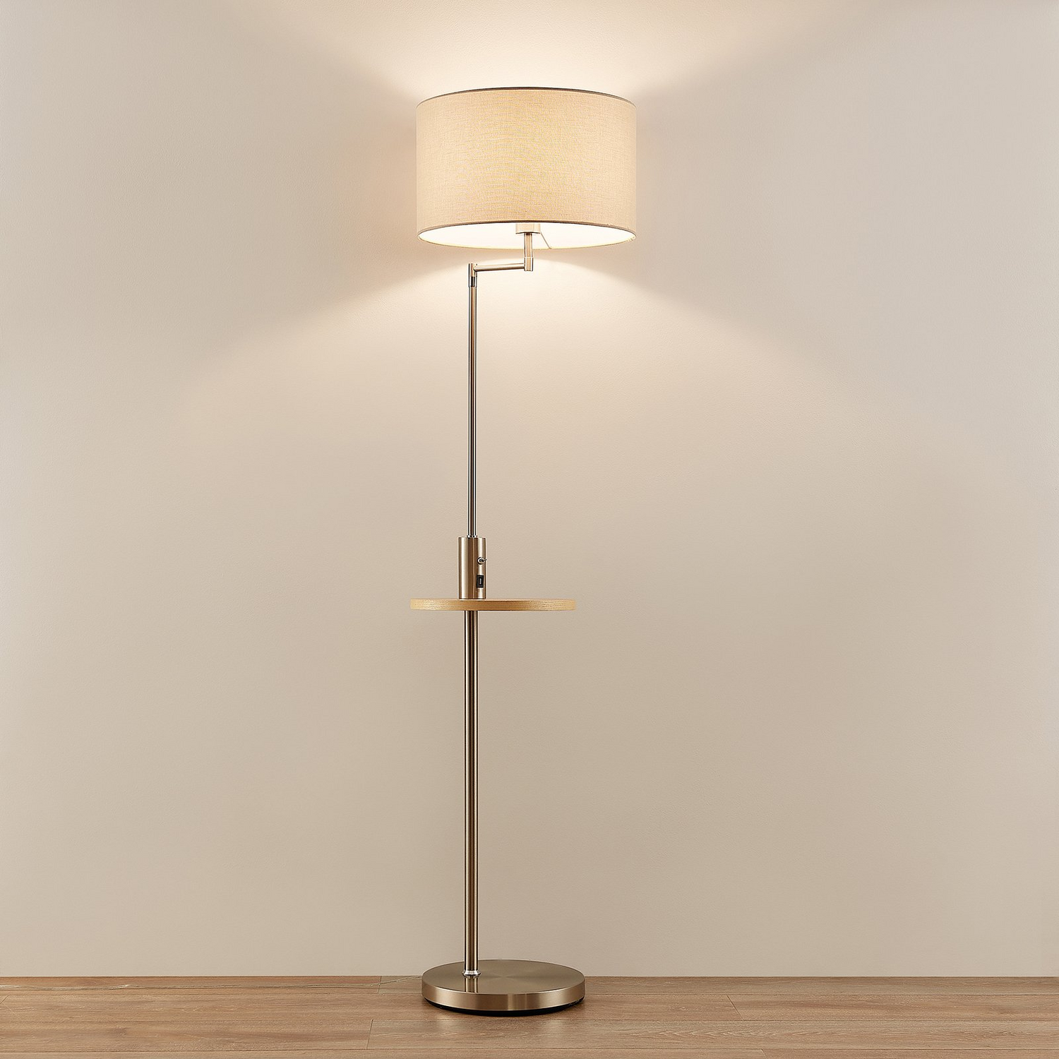 Lampadaire Lindby Zinia avec étagère et port USB, nickel, E27342, produit de seconde main.