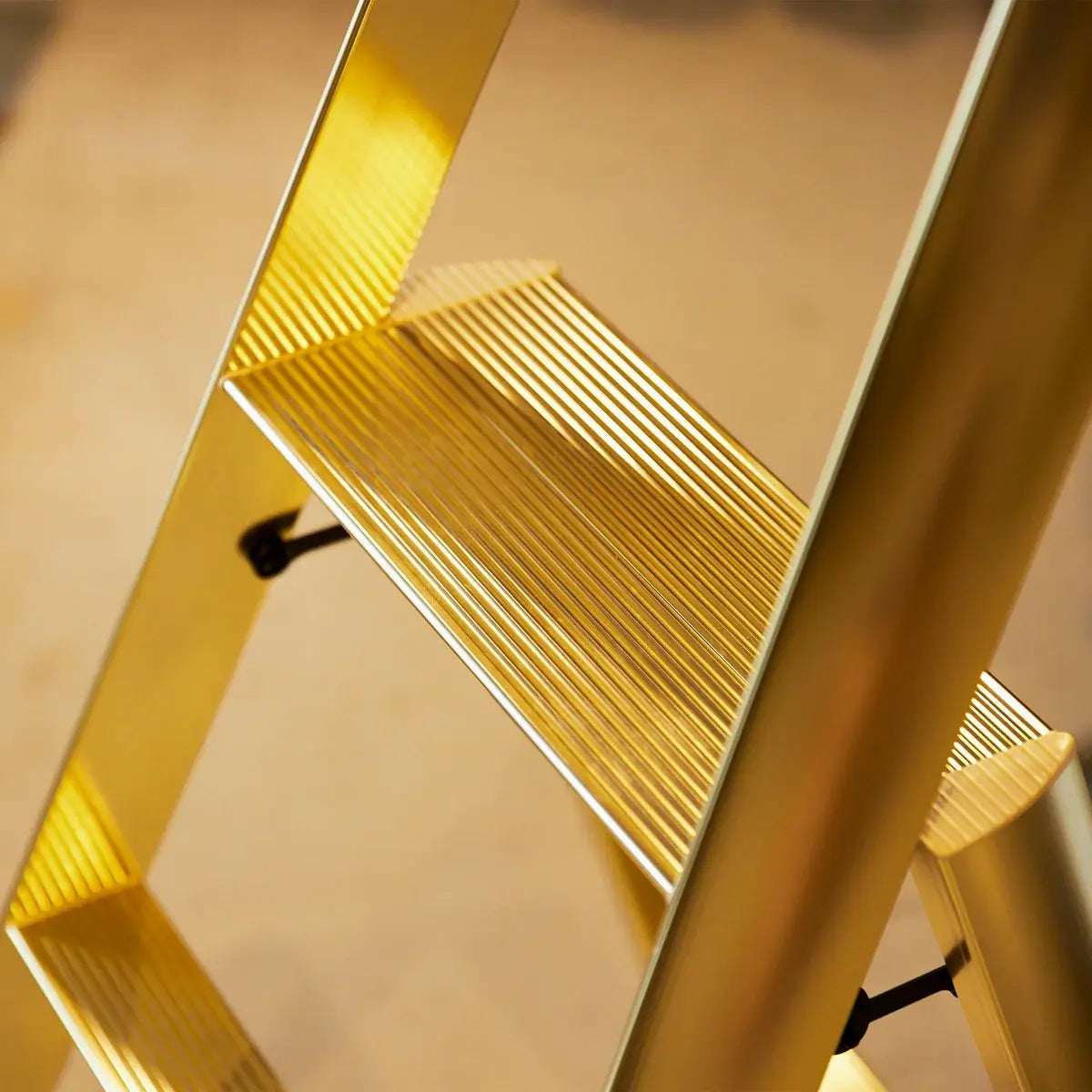 B-Ware Metaphys Hockerleiter Trittleiter Lucano 3 Stufen Aluminium Gold Premium Leiter - 4968757034449