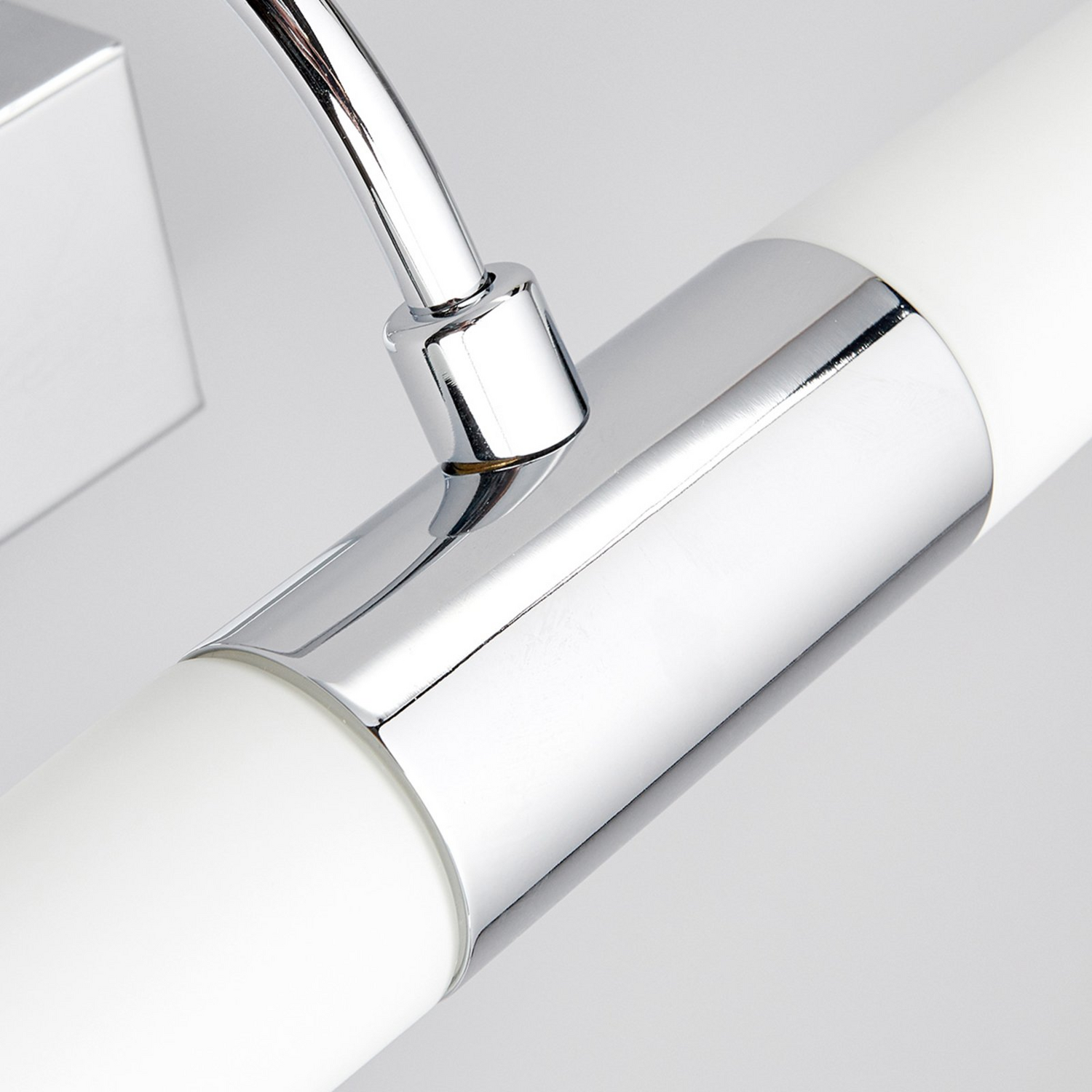 Applique murale Lindby pour miroir de salle de bain Devran, 33 watts, produit de seconde main.