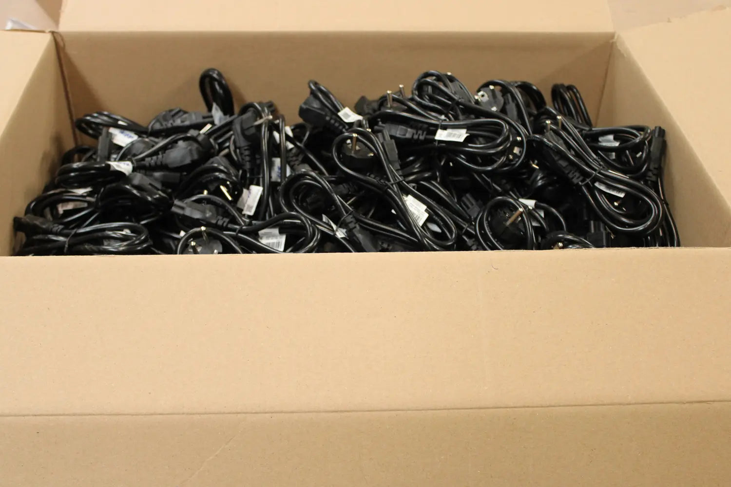 B-Ware Akyga Stromkabel Adapter Netzteil Kabel Schwarz Kleeblatt C5 1 M 256 Stück - 5901720134523