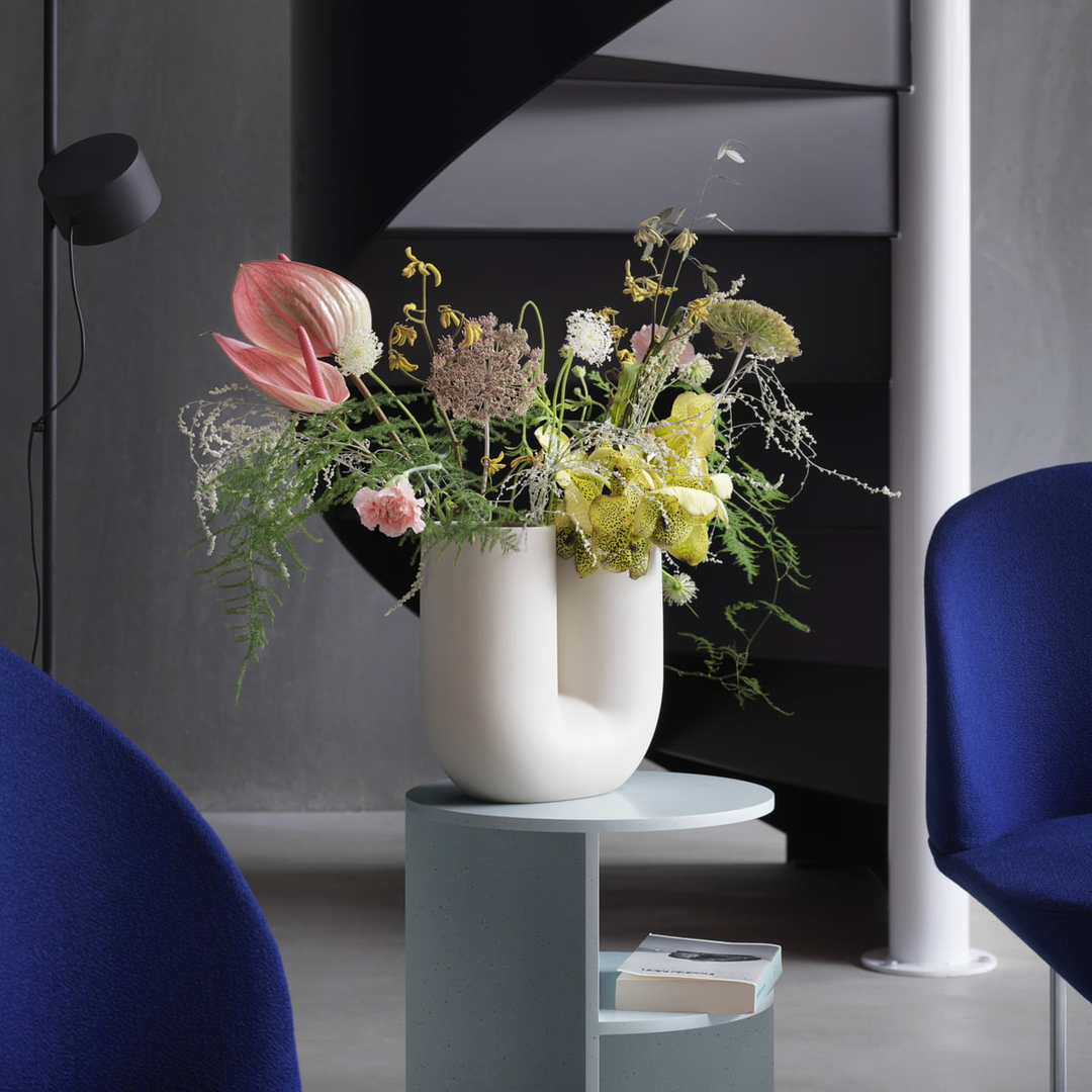 Muuto Vase Kink Porzellan Hellgrün Skulpturale Vase Mit Zwei öffnungen  B-Ware