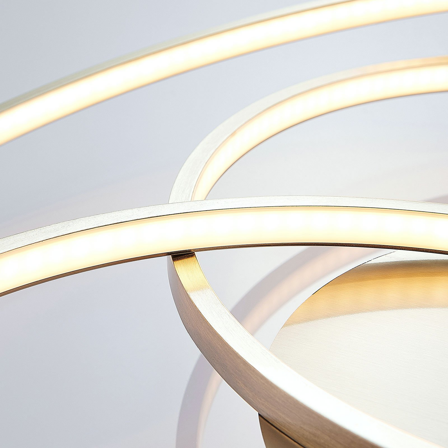 Plafonnier LED Lindby Ronka de qualité B, lampe de salon, finition nickel