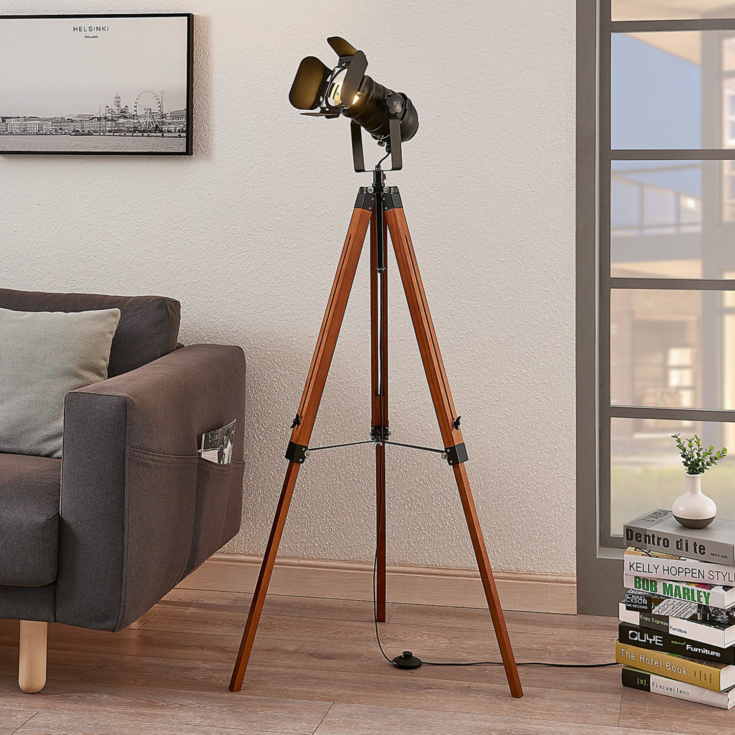 Lampadaire en bois Lindby Hilma, lampe sur pied, lampe de salon, lampe de lecture décorative, E27 