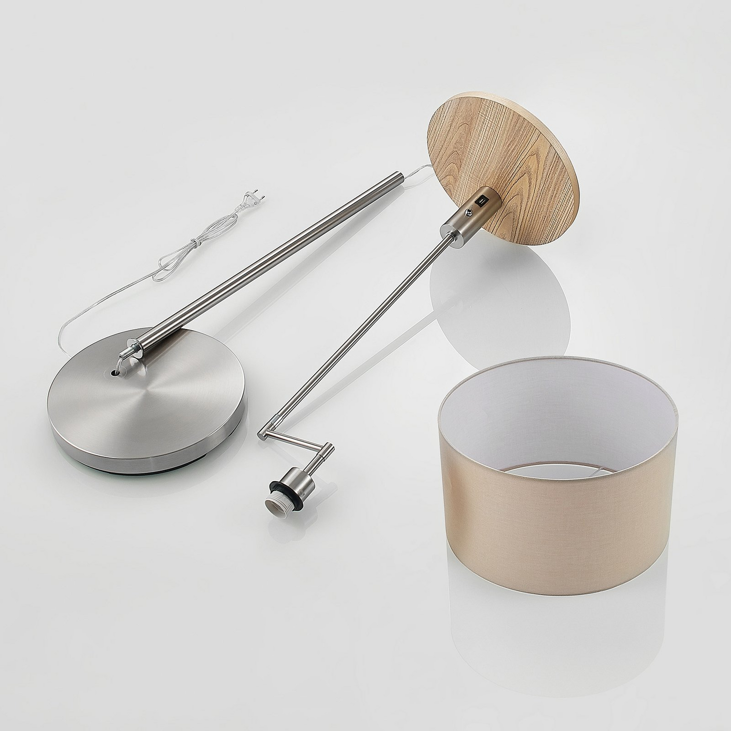 Lampadaire Lindby Zinia avec étagère et port USB, nickel, E27342, produit de seconde main.