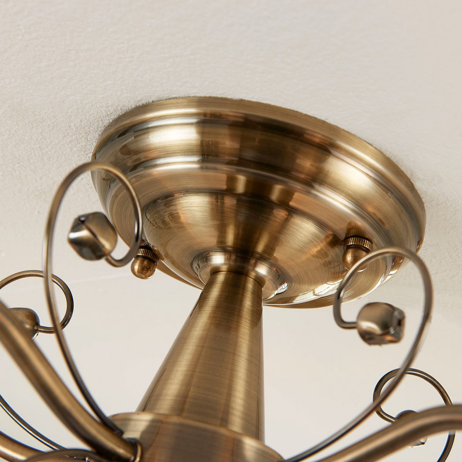 Plafonnier Lindby Corentin, lampe de salon, plafonnier décoratif E14 Lam165, produit de seconde main.