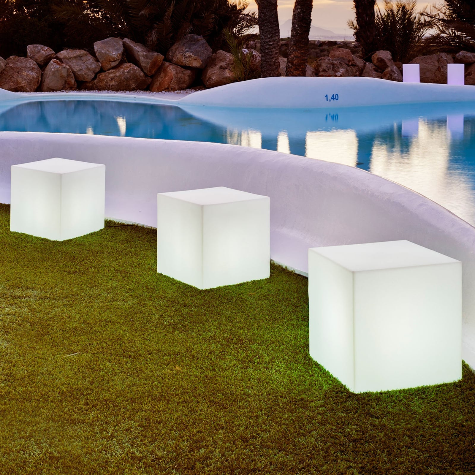 Newgarden Solarleuchte Cuby LED Gartenlampe dimmbar RGB 43cm weiß IP65 600lm - 8436558745483