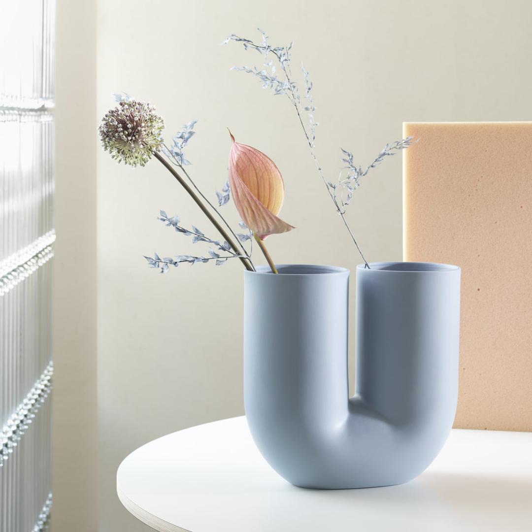 Muuto Vase Kink Porzellan Hellgrün Skulpturale Vase Mit Zwei öffnungen  B-Ware