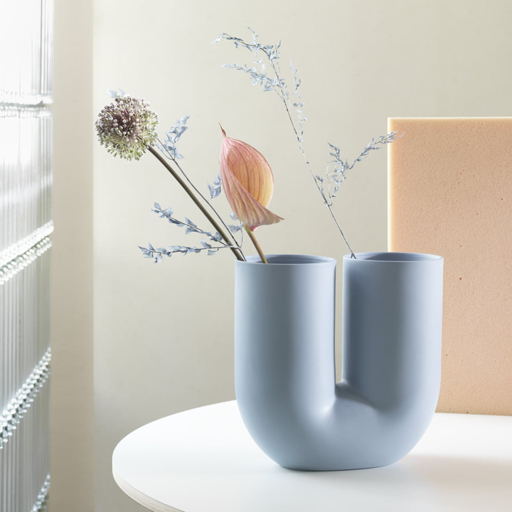 Muuto Vase Kink Porzellan Hellgrün Skulpturale Vase Mit Zwei öffnungen  B-Ware