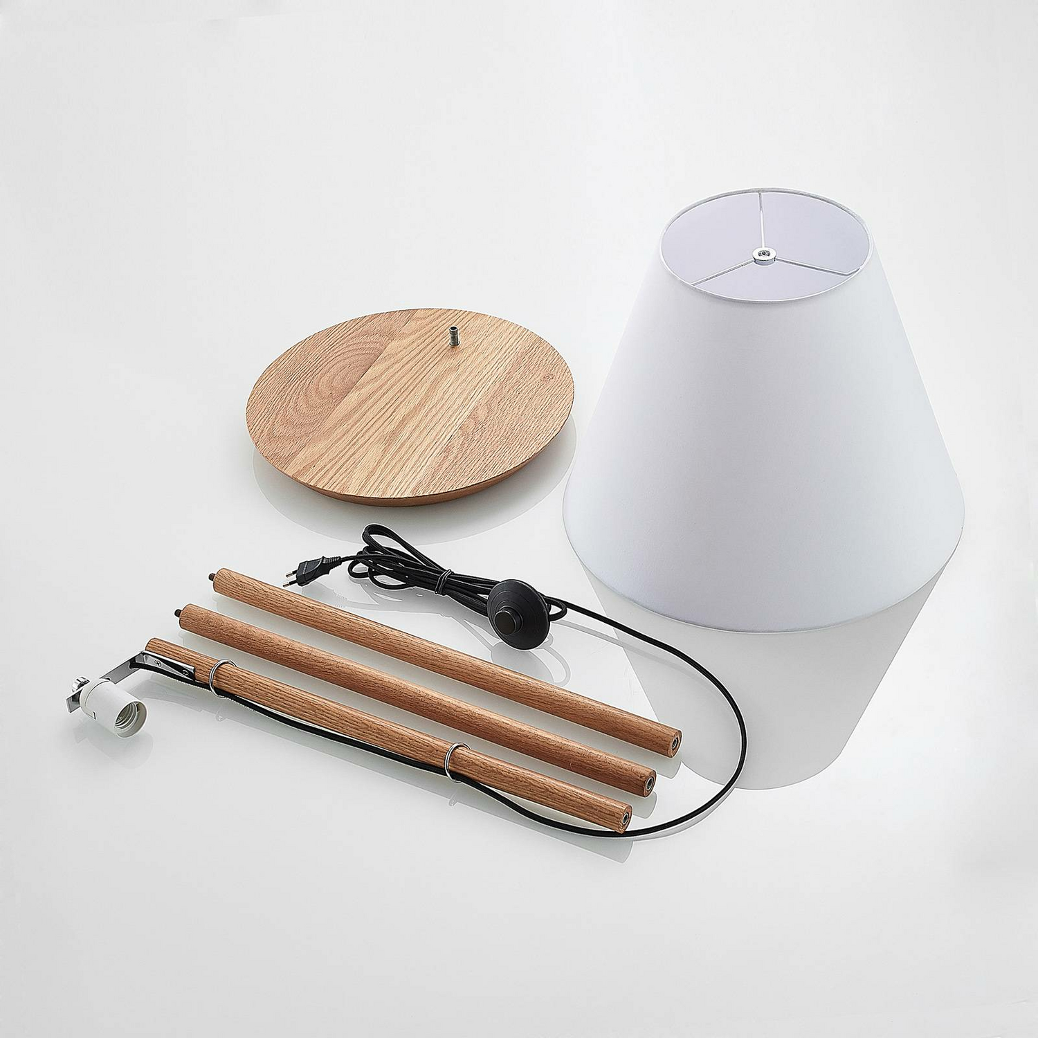 Lampadaire Lucande Jinda de seconde catégorie, structure en bois, motif en tissu blanc