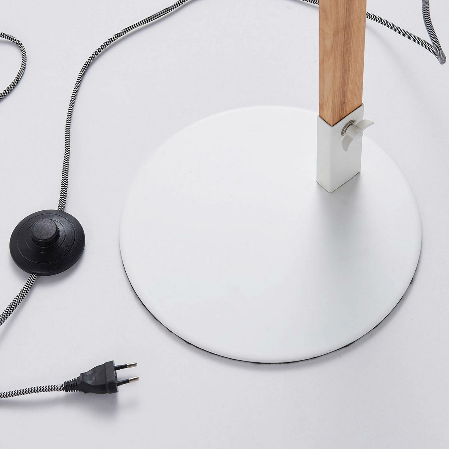 B-Ware Lindby Shivanja Stehlampe Wohnzimmerleuchte Standleuchte Stehleuchte E27 Holz