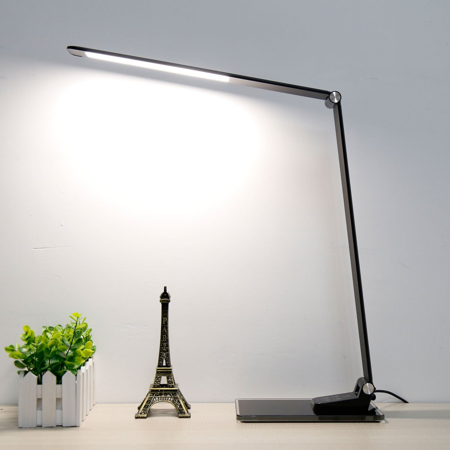 Lampe de bureau LED Aluminor, lampe de table, base en verre Starglass, 79 € (produit de seconde main)