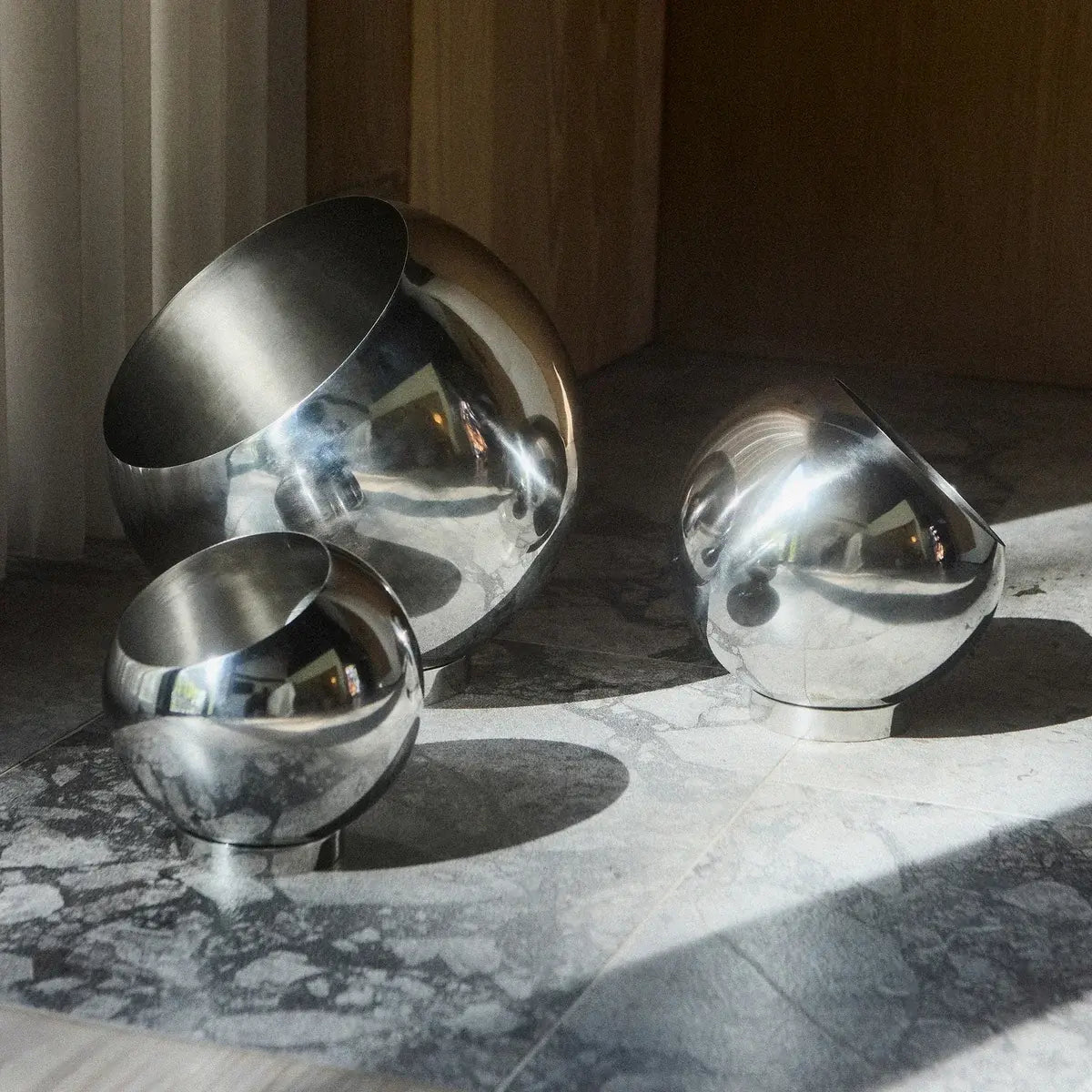 B-Ware Aytm Blumentopf Pflanzgefäß Globe Schwarz Aluminium Edelstahl Rund 37x32 Cm - 5704444093301