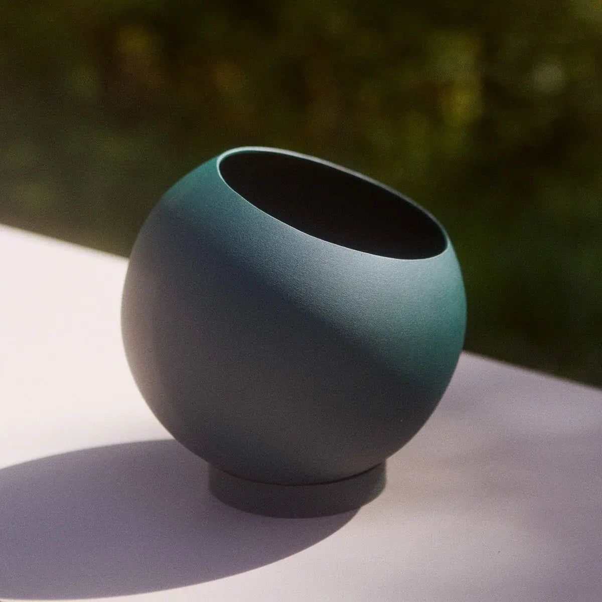 B-Ware Aytm Blumentopf Pflanzgefäß Globe Schwarz Aluminium Edelstahl Rund 37x32 Cm - 5704444093301