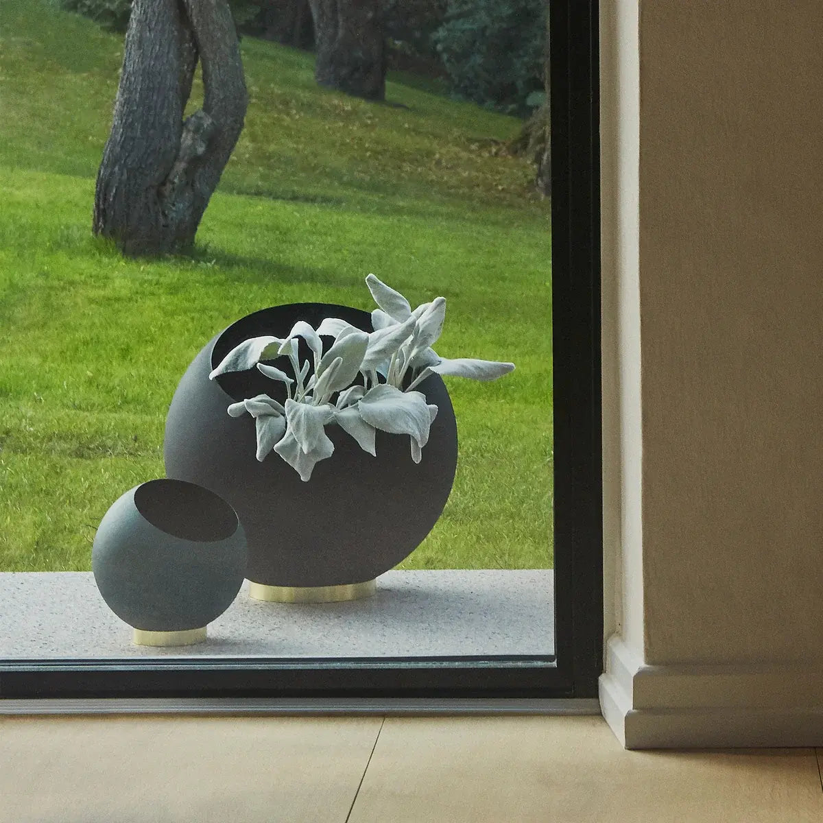 B-Ware Aytm Blumentopf Pflanzgefäß Globe Schwarz Aluminium Edelstahl Rund 37x32 Cm - 5704444093301