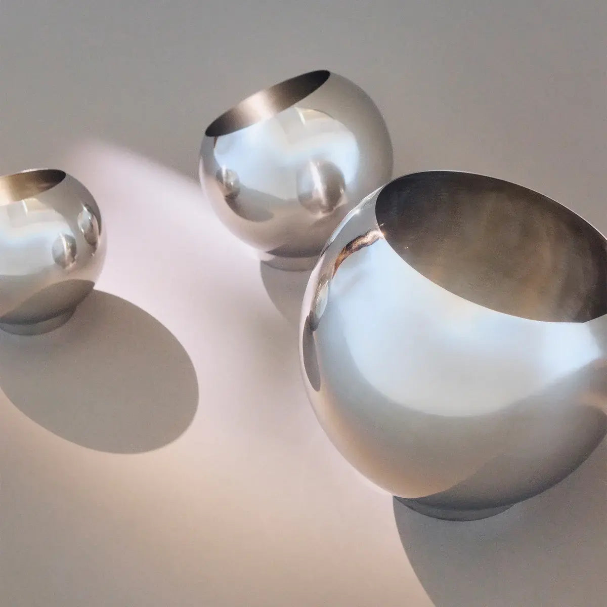 B-Ware Aytm Blumentopf Pflanzgefäß Globe Schwarz Aluminium Edelstahl Rund 37x32 Cm - 5704444093301