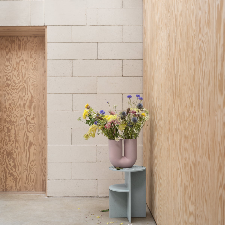 Muuto Vase Kink Porzellan Hellgrün Skulpturale Vase Mit Zwei öffnungen  B-Ware