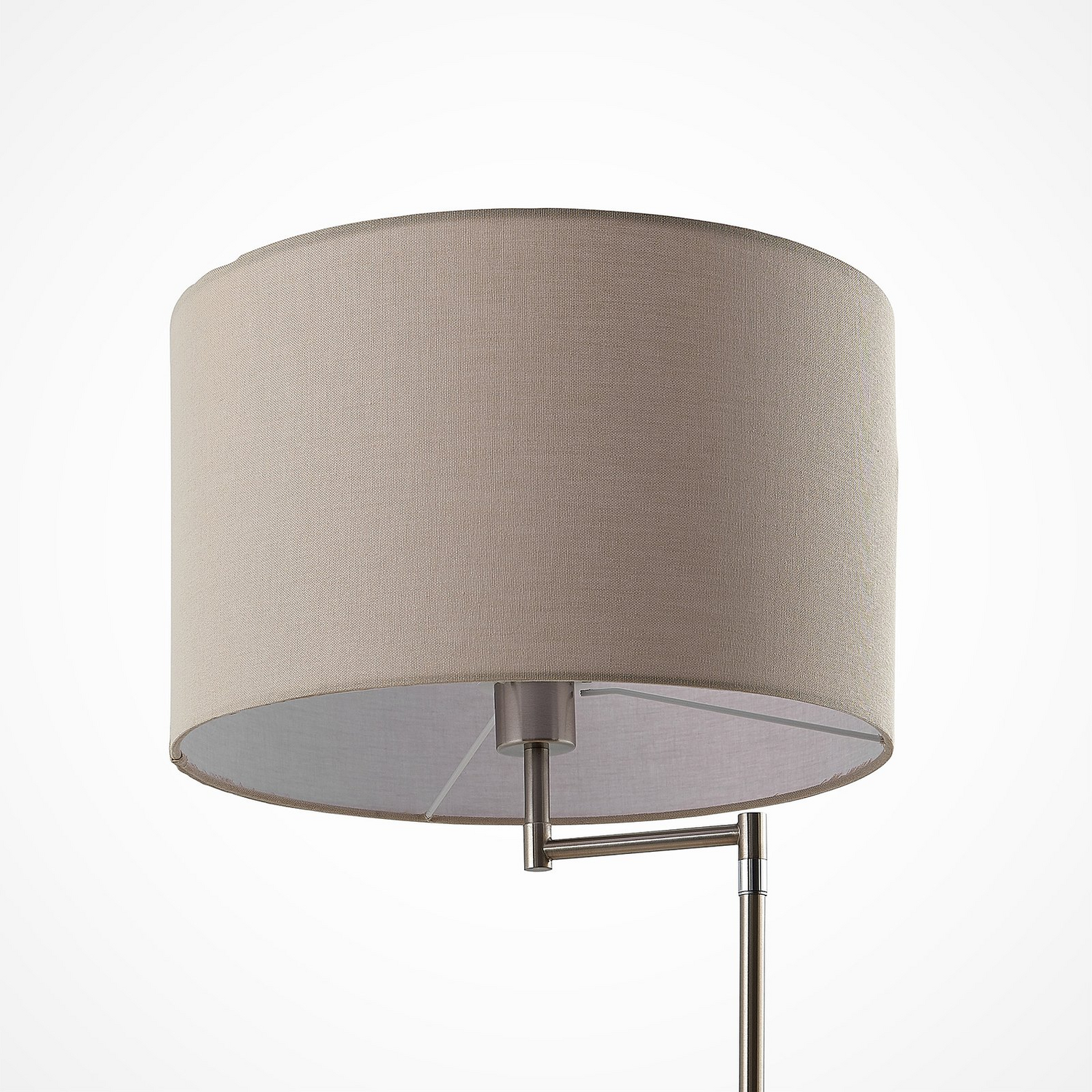 Lampadaire Lindby Zinia avec étagère et port USB, nickel, E27342, produit de seconde main.