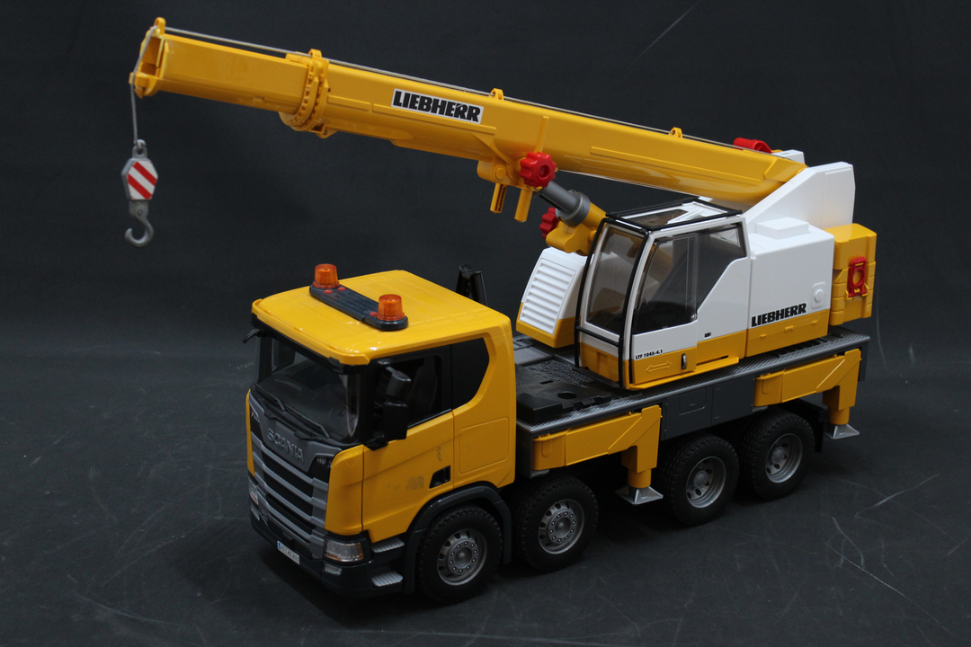 bruder Scania Super 560R Liebherr Kran-LKW Fertigmodell Kranmodell