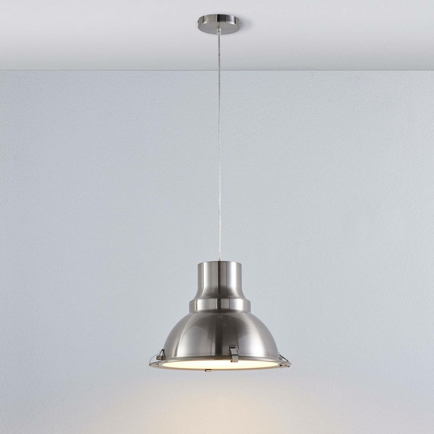 Suspension Lindby de qualité B, lampe suspendue Letty, plafonnier E27, nickel industriel