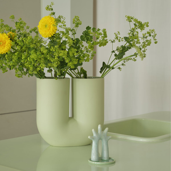 Muuto Vase Kink Porzellan Hellgrün Skulpturale Vase Mit Zwei öffnungen  B-Ware