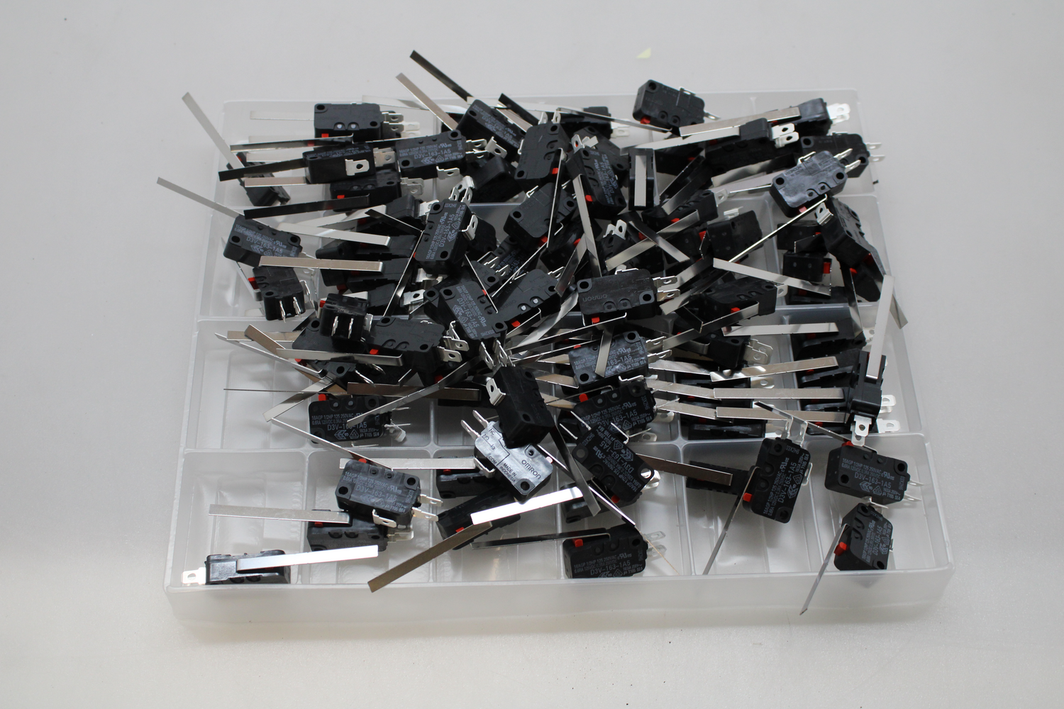 Omron 1 X Mikroschalter Snap Action 16 A/250 Vac 10 A/30 Vdc Hebelschalter 100 Stück B-Ware