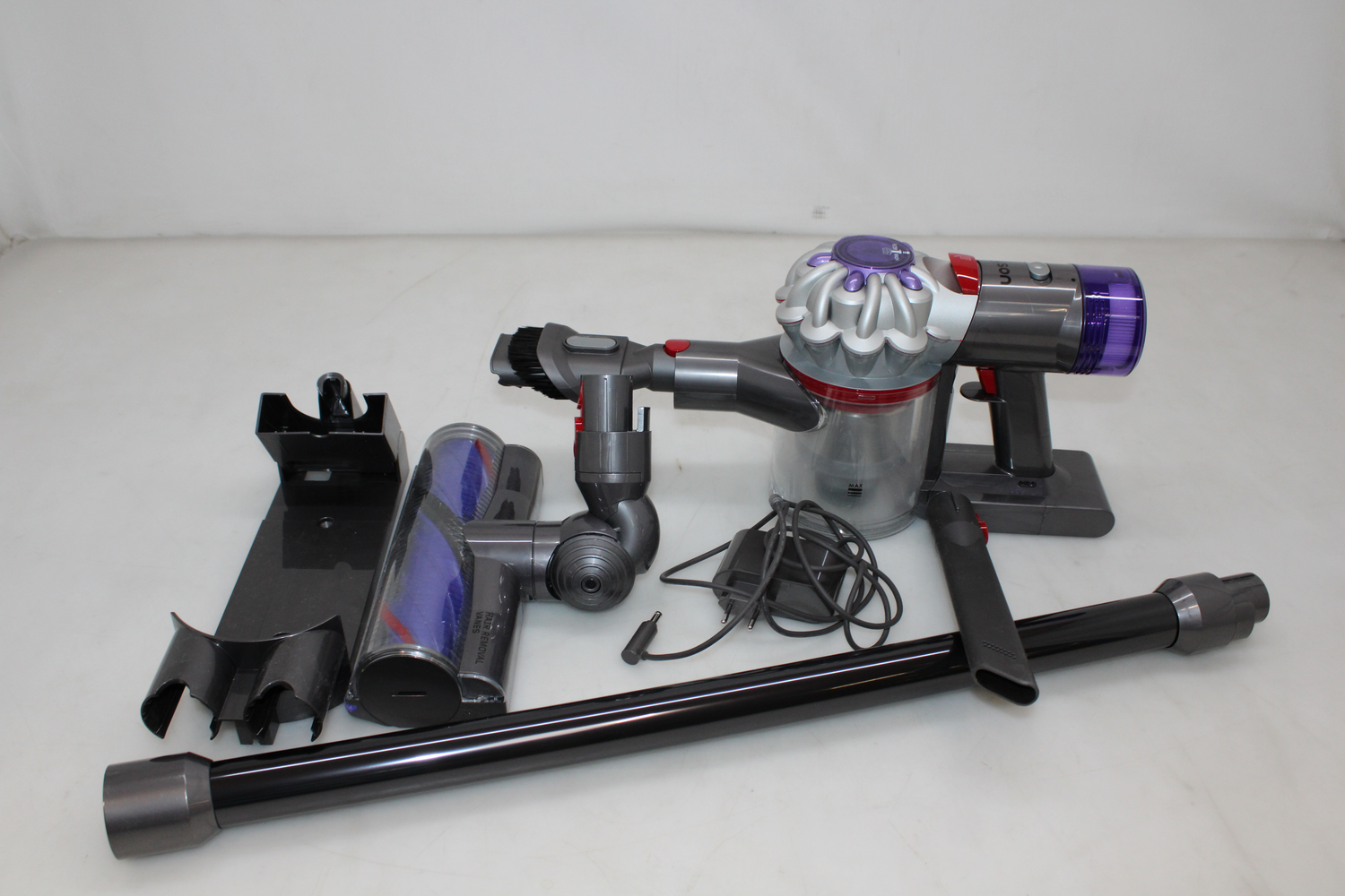 D-Ware Dyson Akku Staubsauger Zyklon V8 Advanced Silber Nickel Motorbar Defektware - 5025155106365