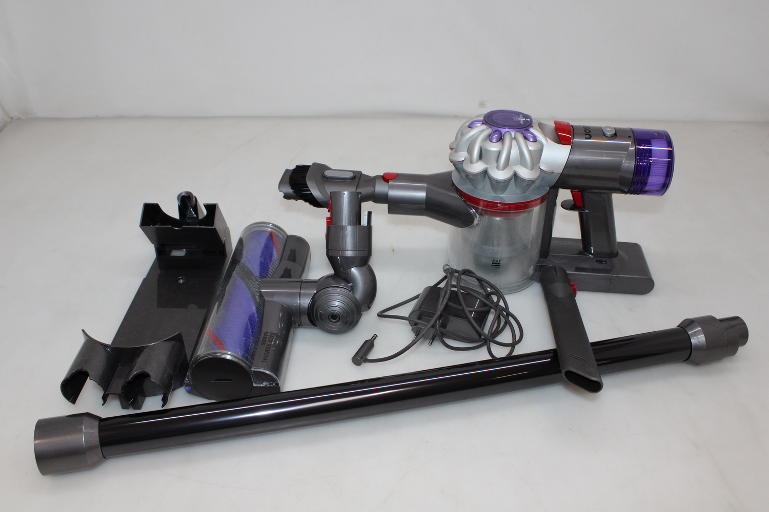 D-Ware Dyson Akku Staubsauger Zyklon V8 Advanced Silber Nickel Motorbar Defektware - 5025155106365