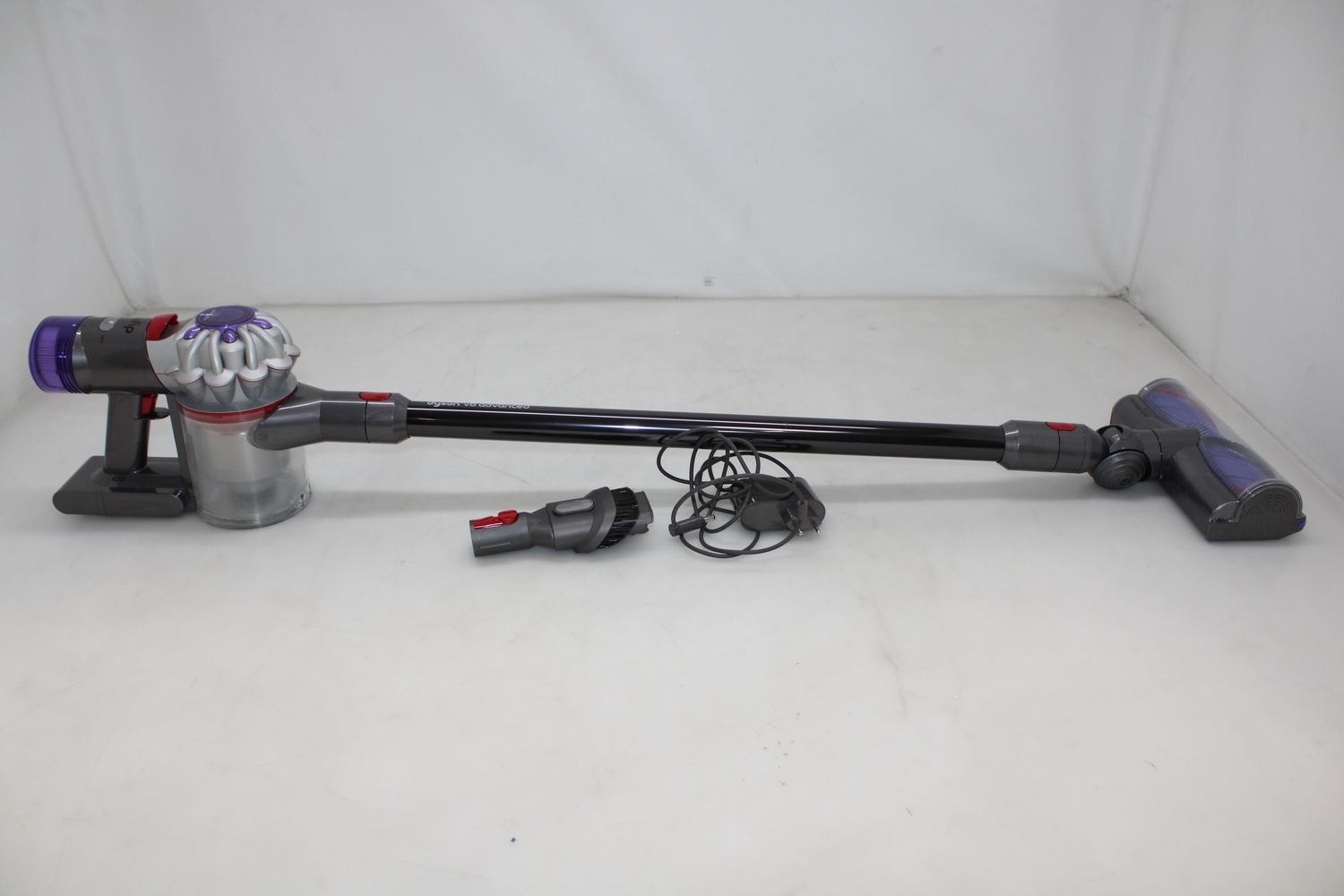 D-Ware Dyson Akku Staubsauger Zyklon V8 Advanced Silber Nickel Motorbar Defektware - 5025155106365