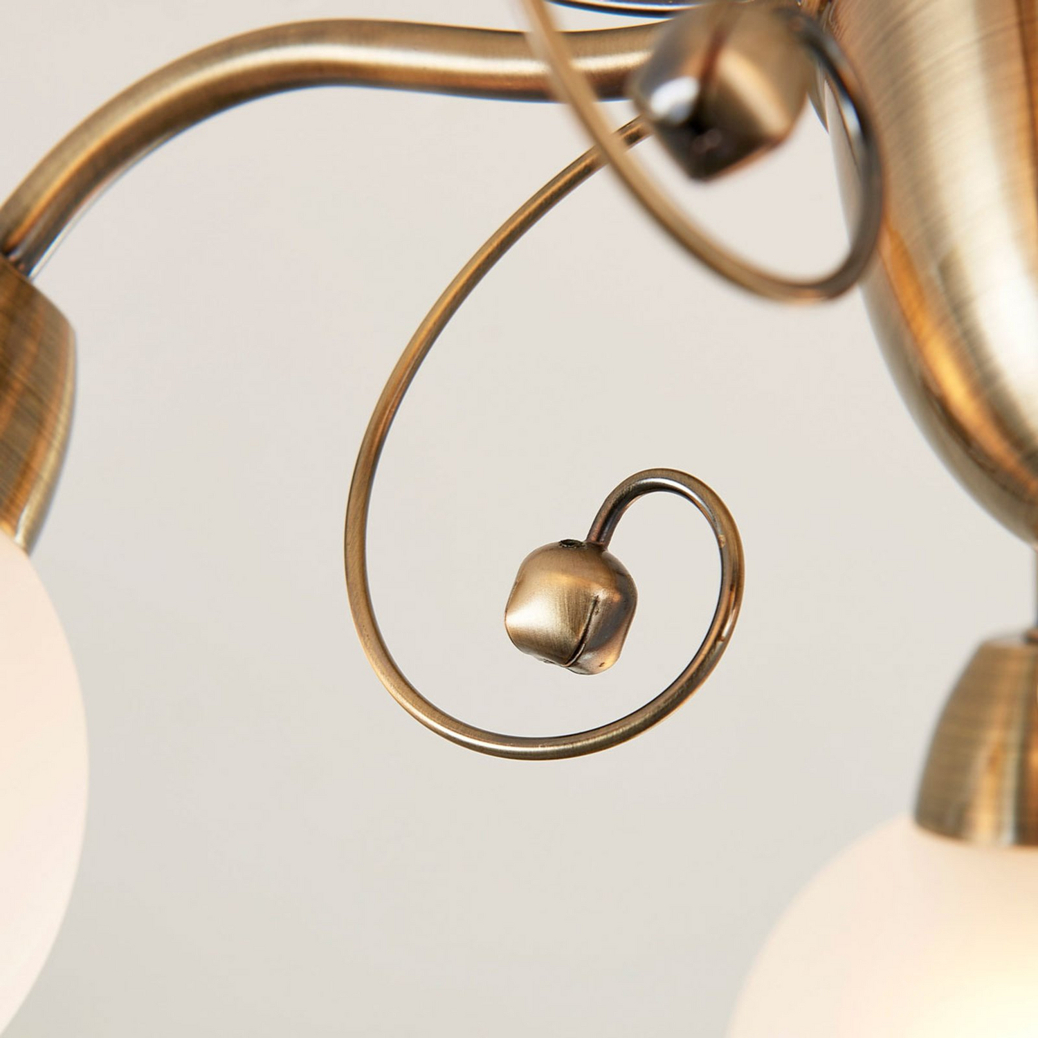 Plafonnier Lindby Corentin, lampe de salon, plafonnier décoratif E14 Lam165, produit de seconde main.