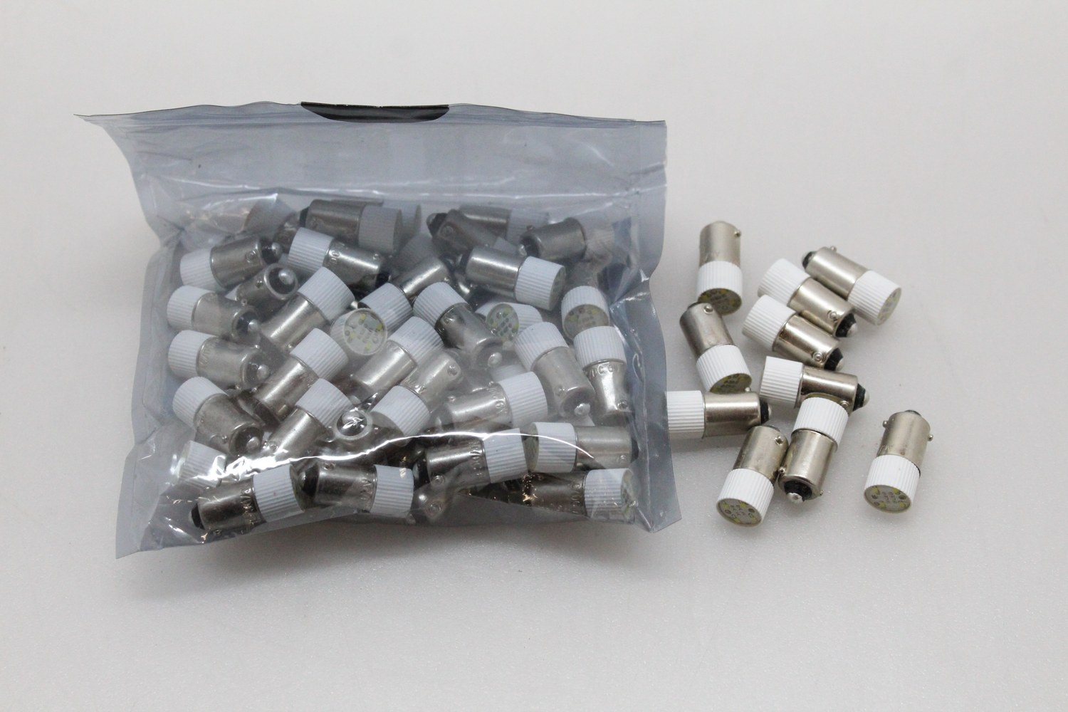 Barthelme 70113282 T10 Ba9 S Multi 4 Chips Flat Lampe Weiß 6 V 60 Stück B-Ware