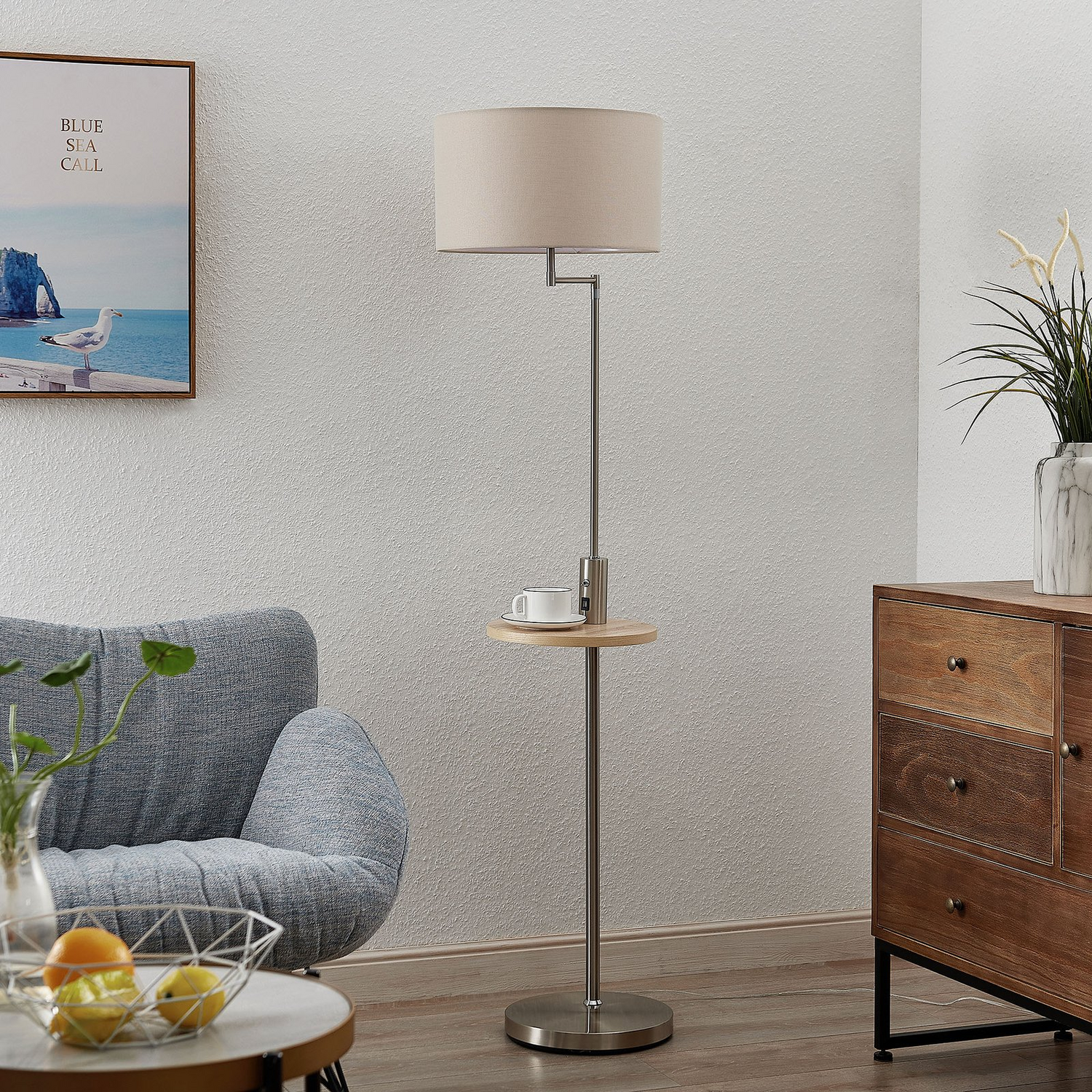 Lampadaire Lindby Zinia avec étagère et port USB, nickel, E27342, produit de seconde main.