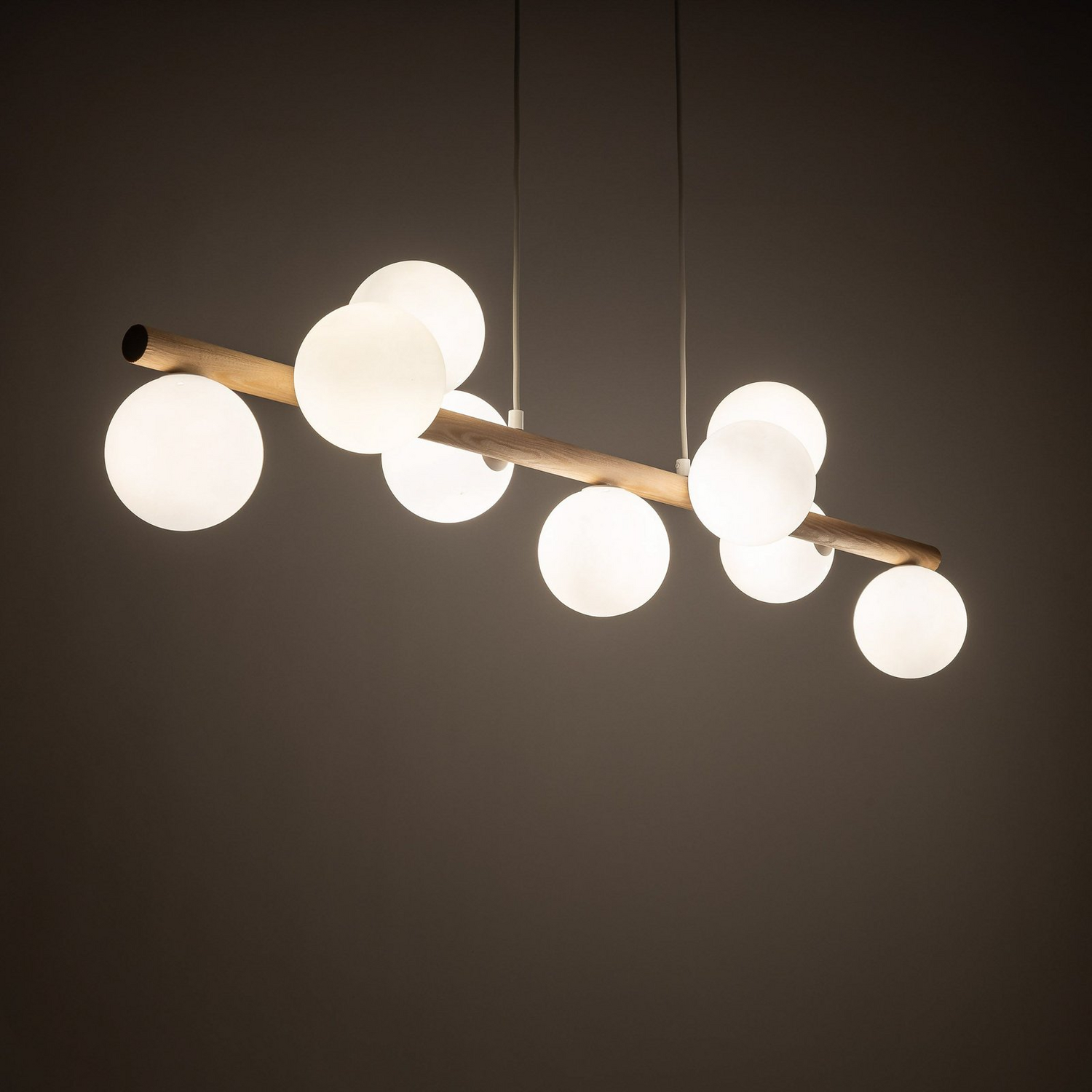 Suspension Estera en verre opale et bois, neuf ampoules, Spot213 (produit d'occasion)