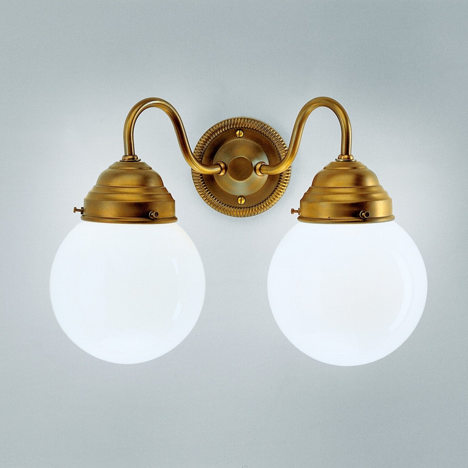 Applique murale Berlin Brass Lamps Larry II, un modèle attrayant.