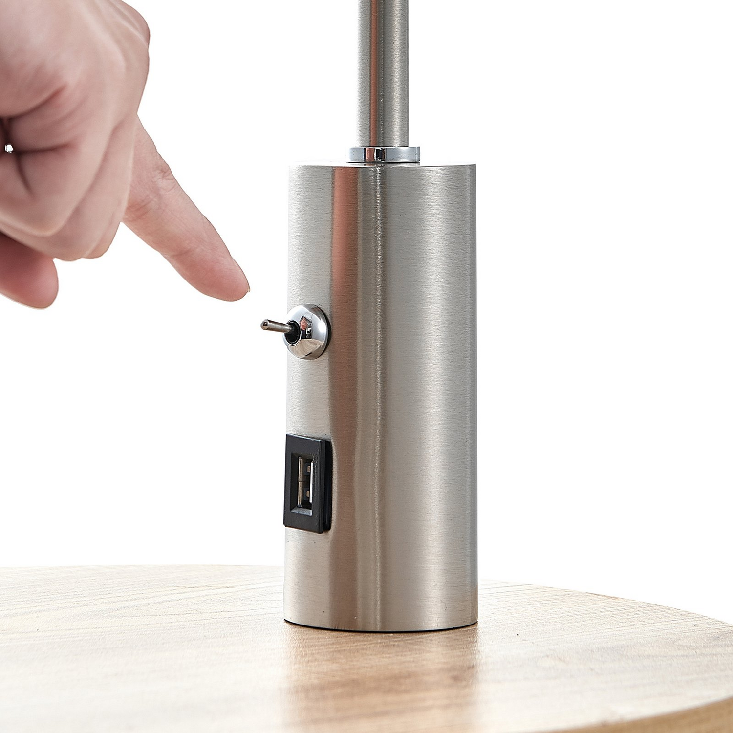 Lampadaire Lindby Zinia avec étagère et port USB, nickel, E27342, produit de seconde main.